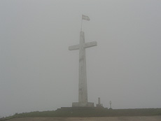 Foto de la cruz cimera entre la niebla