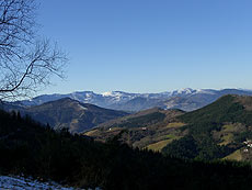 Vista de montes nevados desde la cima de Aldura