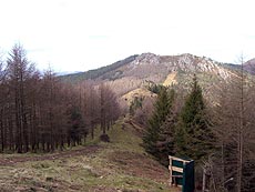 Promontorios en el collado entre Azketa y Zaburu con el rocoso Zaburu al fondo