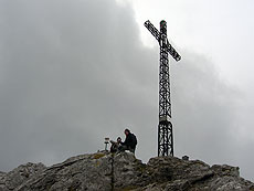 Foto de la cruz de hierro en la cumbre rocosa de Kurutzeberri