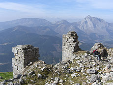 Foto de ruinas con Anboto al fondo