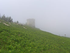 Foto del torreón en la niebla