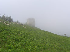 Foto del torre&oacute;n en la niebla