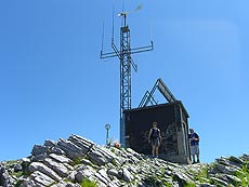 Antena y caseta en la cima de Aizpel