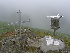 Foto de tamboril y cruz en la cima