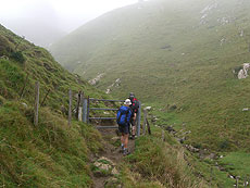 Foto de montañeros cruzando la valla