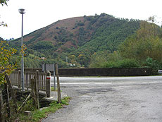 Foto la carretera en la presa