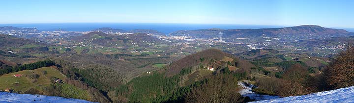 Foto de vista panor&aacute;mica de la costa desde la cima de Aldura