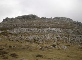 Foto del cordal rocoso de Elorreta y Kurutzeberri. Ampliar