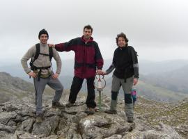 Angel, Juanan y Oscar en la cima de Elorreta. Ampliar