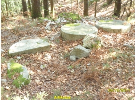 Piedras de molino en Artikutza (Iosu). Ampliar