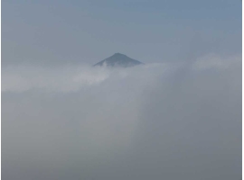 foto monte tras la niebla desde el mirador. Ampliar