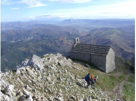 Ermita en la cima del monte Aitzgorri. Ampliar