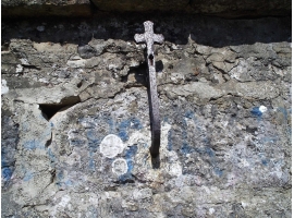Cruz desconocida en la pared de la ermita (Sebas Zubizarreta). Ampliar