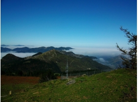 Vista desde Otarre con niebla . Ampliar